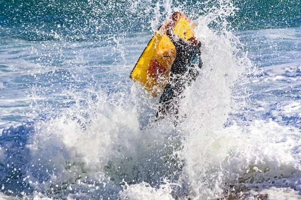 Bodyboarder 少年クラッシュ時の飛行ビーチで波 — ストック写真