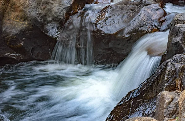 Pequeño Arroyo Con Aguas Claras Cascada Que Atraviesa Las Rocas — Foto de Stock