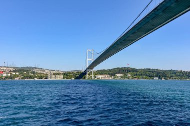 Tarihi Istanbul şehri ve binalar ve Boğaz'ın kıyısında köprü görünümü