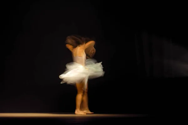 Joven Bailarina Con Movimiento Borroso Durante Presentación Del Espectáculo Danza —  Fotos de Stock