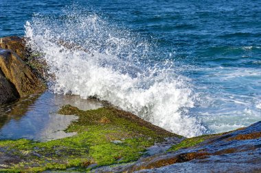 Buzlu su sprey ve sıçramasına karşı çökmesini dalgalar 