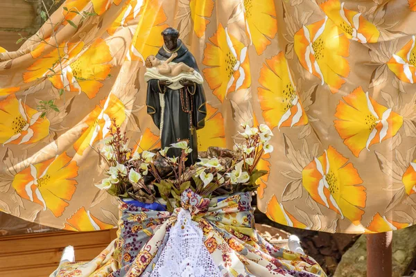 São Bento Santo Pele Negra Carregando Uma Criança Tradicional Religião — Fotografia de Stock