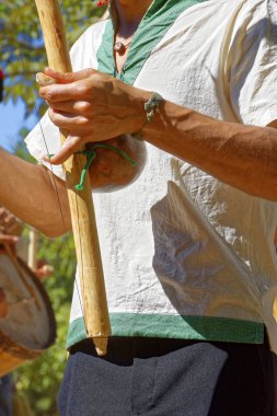 Brezilyalı müzik aleti berimbau denir ve genellikle Afrika'dan getirmiş ve köle olarak değiştiren capoeira sırasında kullanılan