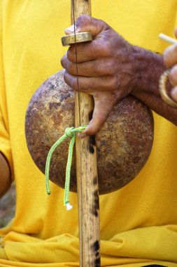 Brezilyalı müzik aleti berimbau denir ve genellikle Afrika'dan getirmiş ve köle olarak değiştiren capoeira sırasında kullanılan