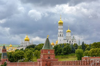 Duvarlar ve Moskova Rusya'Kremelin bahçeleri, kilise ve görkemli mimarisi ile