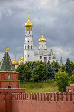 Duvarlar ve Moskova Rusya'Kremelin bahçeleri, kilise ve görkemli mimarisi ile