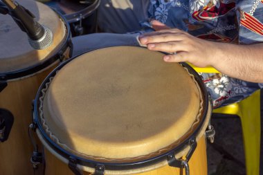 Atabaque parti devam ederken, şehir Belo Horizonte, Minas Gerais karnavalda oynayan adam detay