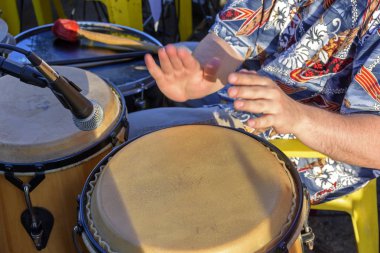 Atabaque parti devam ederken, şehir Belo Horizonte, Minas Gerais karnavalda oynayan adam detay