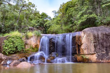 Yağmur ormanı Moeda Minas Gerais eyalet kayalar ve bitki örtüsü arasında bulutlu gün içinde şelale