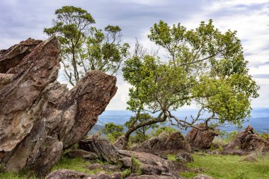 Kaya oluşumları ve bitki örtüsü arasında dağlar ve vadiler Minas Gerais, Brezilya devlet bir Nova Lima