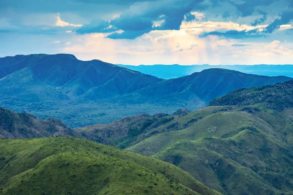 Kaya oluşumları ve bitki örtüsü arasında dağlar ve vadiler Minas Gerais, Brezilya devlet bir Nova Lima