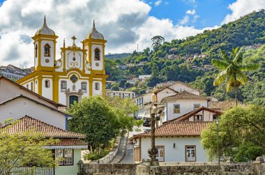 Tarihi Ouro Preto'daki Minas Gerais, Brezilya, ünlü kilise ve eski binalar ile ile şehrin arka plan tepelerde merkezinin Üstten Görünüm