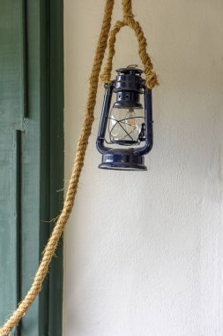 Bir evde Ouro Preto'daki, Minas Gerais içinde bir ip tarafından duvarda asılı eski lamba