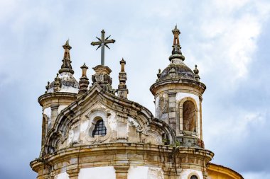 18. yüzyılın, ünlü ve tarihi şehir Ouro Preto'daki Minas Gerais'deki / daki merkezinde yer alan süslemeli eski Katolik kilise kule