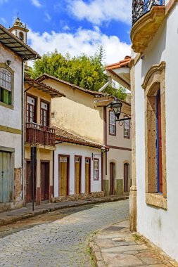 Cephe, eski balkon, çatı ve renkli Ayrıntılar içinde tarihi şehir, Ouro Preto'daki Minas Gerais'deki / daki ile yapılı içinde sömürge mimarisi evler.