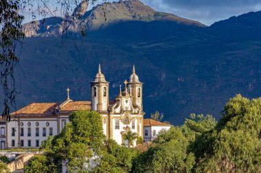 18. yüzyılın eski Katolik Kilisesi arka planda ıtacolomy tepesi ile Minas Gerais ünlü ve tarihi Ouro Preto kentinin merkezinde yer alan