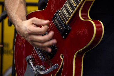 Eller bir rock konseri bir grubun performans sırasında eletric gitar oynuyor