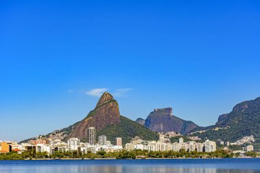 Two Brothers tepe, Gavea taş ve çevresindeki binalar ve sakin suları ile Rodrigo de Freitas lagün silueti