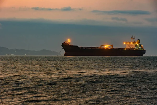 Statek Towarowy Zakotwiczony Wodach Wyspy Ilhabela Zmierzchu Górami Tle — Zdjęcie stockowe
