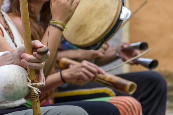 Berimbau adı verilen Brezilya müzik aleti ve genellikle Afrika'dan getirilen ve köleler tarafından modifiye edilen capoeira sırasında kullanılan diğerleri