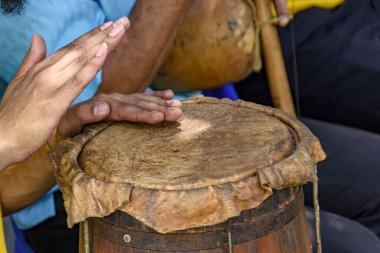 Böylece deri streç ve enstrüman sesi ayarlamak etnik davul Lagoa Santa, Minas Gerais dini festival kullanılan yangın yakın: