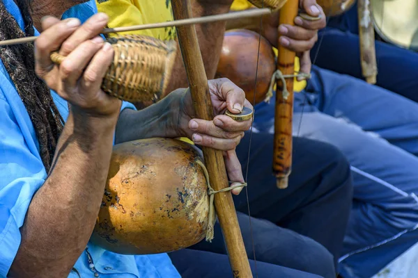 Brezilyalı müzik aleti berimbau denir ve genellikle Afrika'dan getirmiş ve köle olarak değiştiren capoeira sırasında kullanılan
