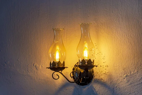 Oude Lamp Aangepast Voor Elektrisch Licht Een Rustieke Gerimpelde Muur — Stockfoto