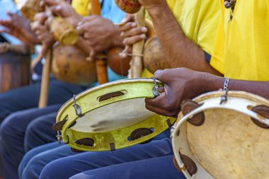 Berimbau adlı Brezilya müzik aleti, tef ve diğerleri genellikle Afrika 'dan getirilen ve köleler tarafından modifiye edilen capoeira sırasında kullanılır.