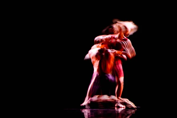 黑暗背景下的现代舞表演中舞者的模糊动作 — 图库照片