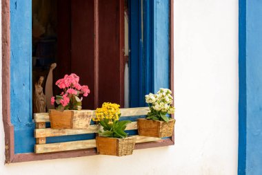 Tarihi Tiradentes şehrinde çiçek ve nesneler ile süslenmiş pencere, Minas Gerais eyaletinin iç kesiminin tipik bir örneği.