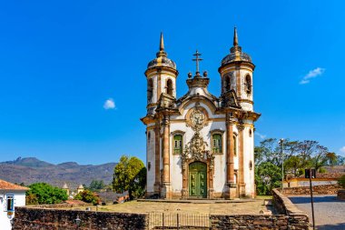 Brezilya 'nın Minas Gerais kentindeki Ouro Preto şehrinde 18. yüzyılın tarihi mimari kilisesinin ön görüntüsü
