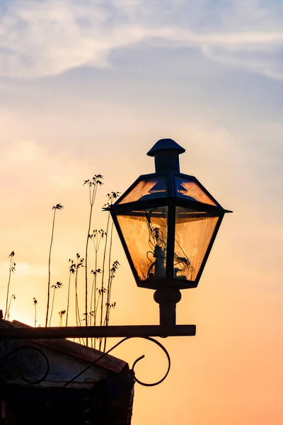 Oude Straatverlichting Met Lantaarn Koloniale Stijl Tijdens Zonsondergang Stad Ouro — Stockfoto