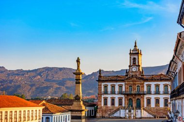 18. yüzyıl Barok ve sömürge mimarisi tarihi binaları ve anıtlarıyla antik Ouro Preto merkez meydanı