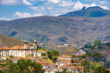 Brezilya 'nın Minas Gerais kentindeki Ouro Preto şehrinde 18. yüzyıldan kalma Barok ve sömürge tarzındaki birçok tarihi kiliseden birinin en üst görüntüsü.