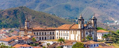 Ouro Preto 'nun tarihi merkezinin tepesinden panoramik manzara evleri, kilisesi, anıtları ve dağlarıyla