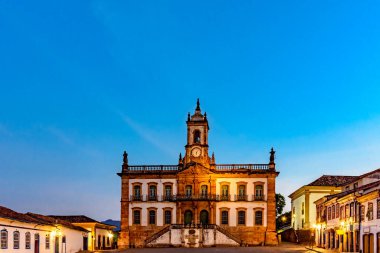 18. yüzyıl Barok ve sömürge mimarisi tarihi binaları, evleri ve anıtlarıyla Ouro Preto merkez meydanı