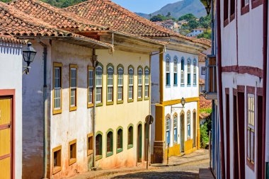 Sömürge mimarisinde eski renkli evler, kaldırım taşları ve aydınlatma fenerleri olan sessiz bir cadde.