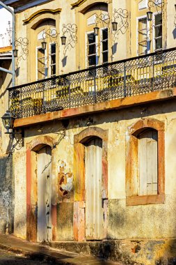 Ouro Preto, Minas Gerais, Brezilya 'da sömürge mimarisinde eski evin ön cephesi