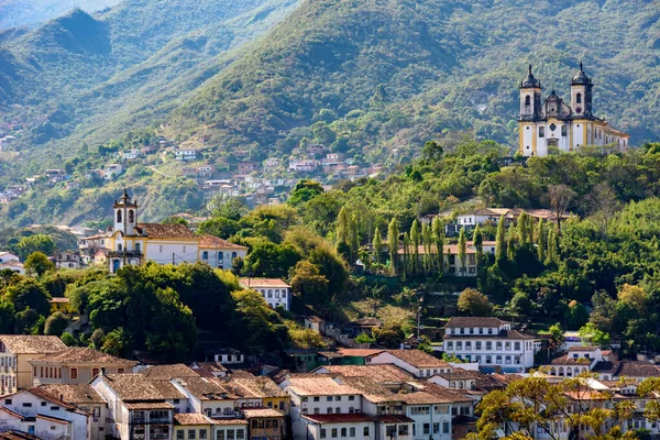 Ouro Preto 'nun tarihi merkezinin tepesinden görülebilir. Evleri, kilisesi, anıtları ve dağlarıyla.