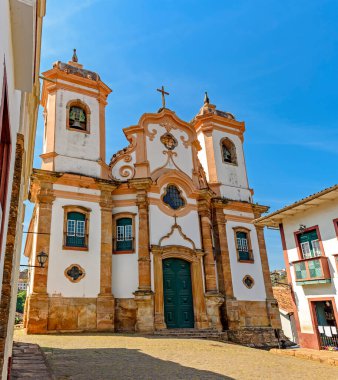 Brezilya 'nın Minas Gerais kentindeki Ouro Preto şehrinde 18. yüzyıldan kalma koloni mimari kilisesi cephesi