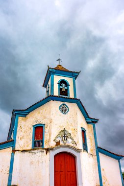 Minas Gerais 'deki Mariana şehrindeki tarihi bir barok kilisesinin dış görünüşü