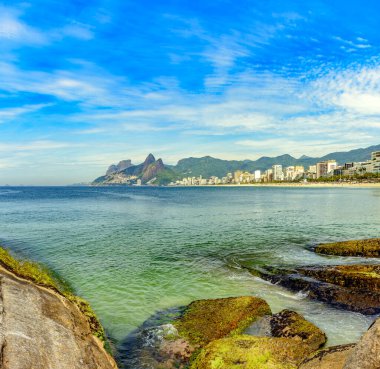 Rio de Janeiro 'daki Ipanema Sahili deniz, binalar ve dağlarla çevrilidir.