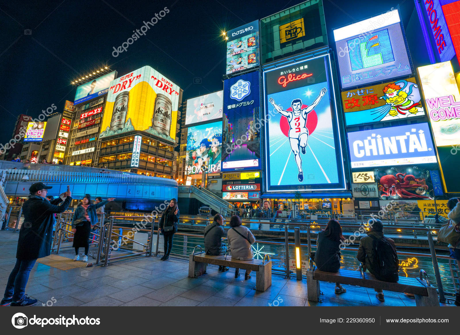 グリコ男看板は大阪のランドマーク 道頓堀 日本です — ストック編集用写真©Nottomanv1229360950