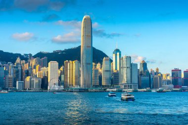 Victoria Limanı Kowloon genel iskelesinden, Hong Kong gün batımı ile şaşırtıcı görünümü.