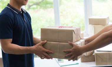 Teslim, posta, kişi ve nakliye kavramı. online iş