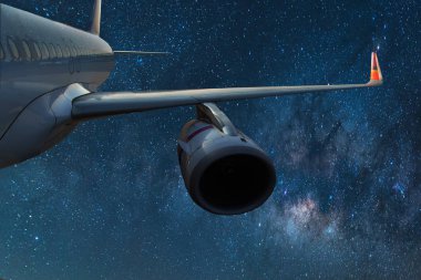 Bir uçağın kanadı Samanyolu. Turizm operatörleri için uygulanan fotoğraf. Seyahat kavramı