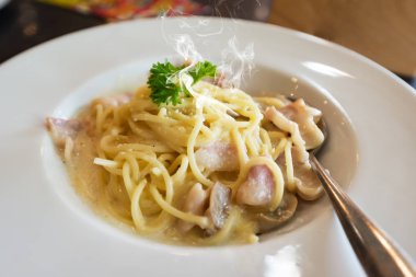 Spagetti pastırma ve mantar kremi