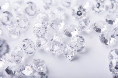 Cımbız ve büyüteçle elmas. Gemstone Güzelliği.