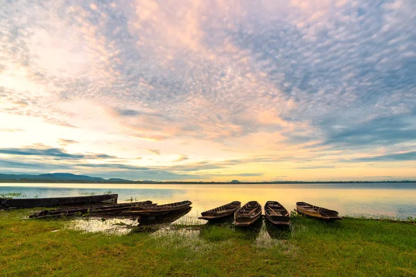 Barco Pesca Lago Con Salida Del Sol — Foto de Stock