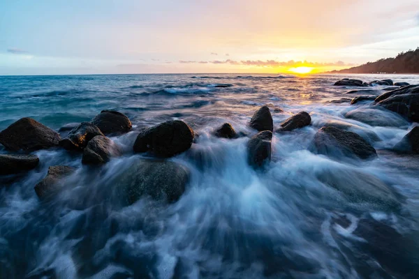 Tengeri hullám megüt a rock tengerparti naplemente, gyönyörű természetes Nyár-tenger — Stock Fotó